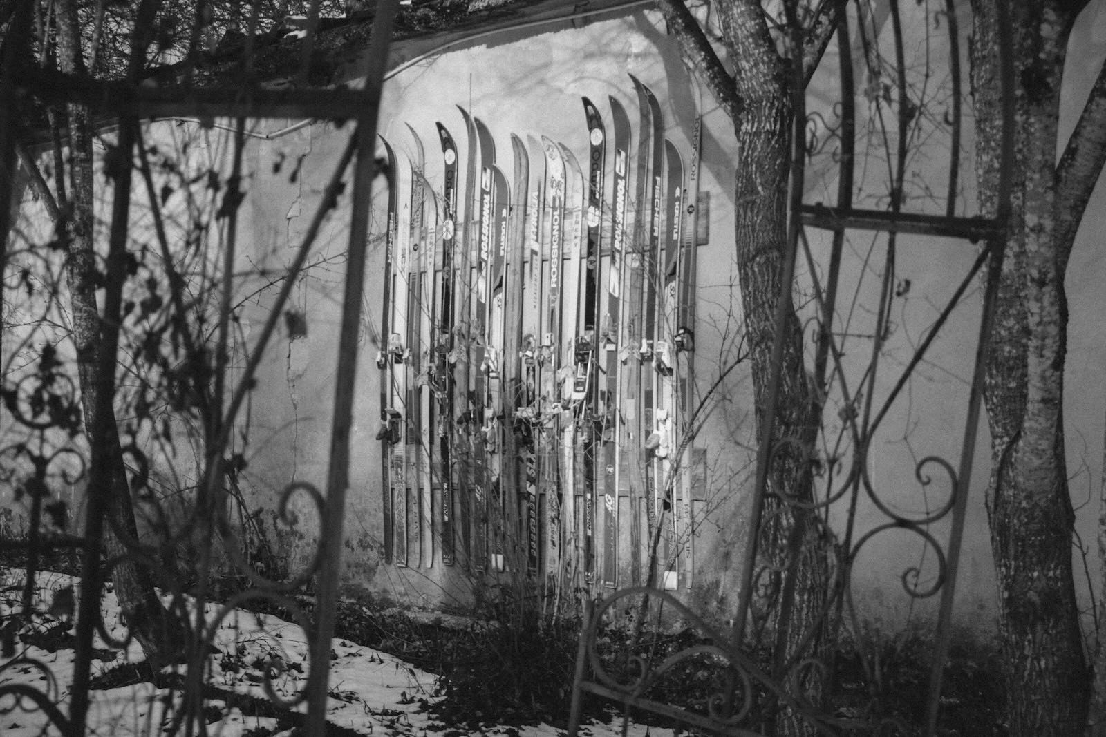 skis chamonix noir et blanc photographie